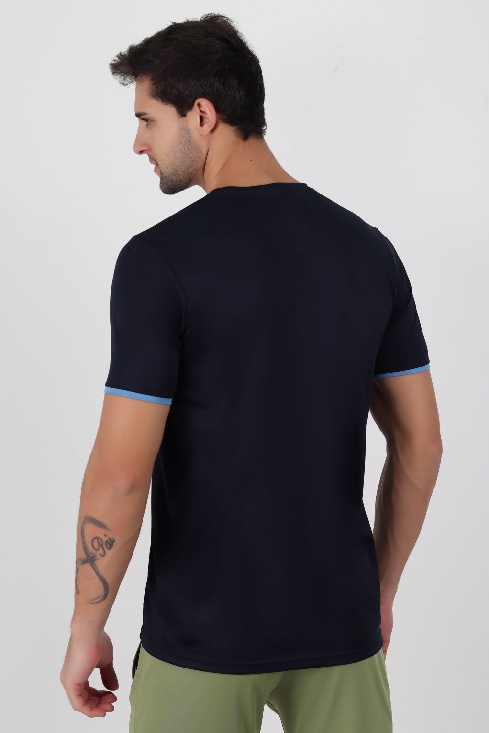 Playera oscura con ribetes azules vista de espalda, imagen ilustrativa