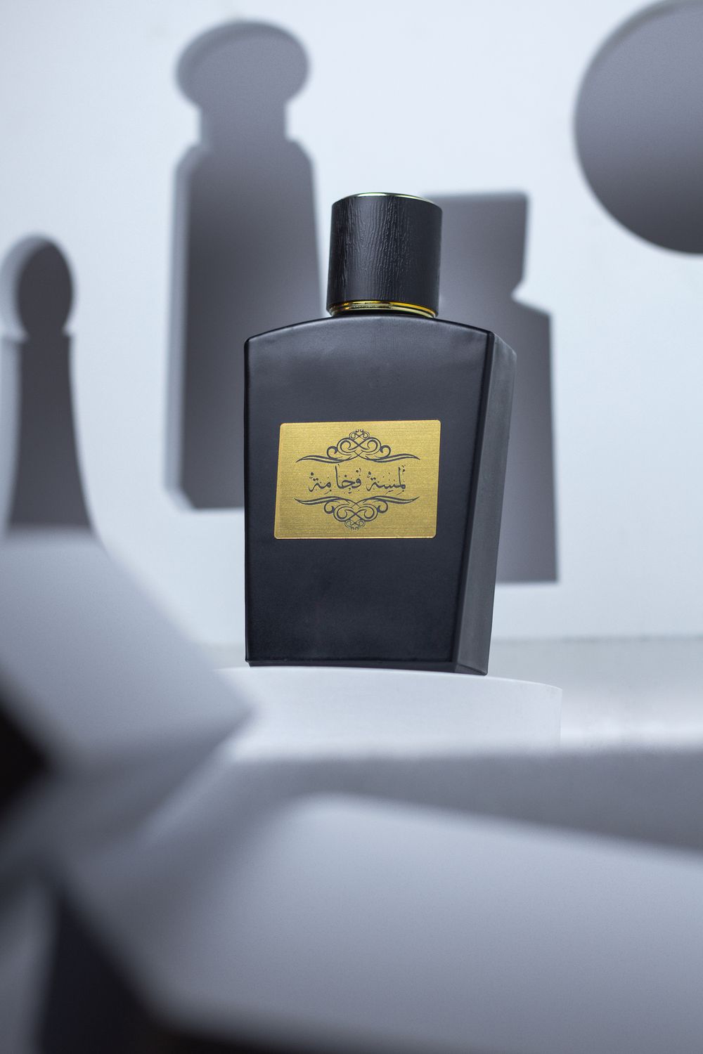 Frasco de perfume negro y dorado, fotografía ilustrativa de la próxima selección