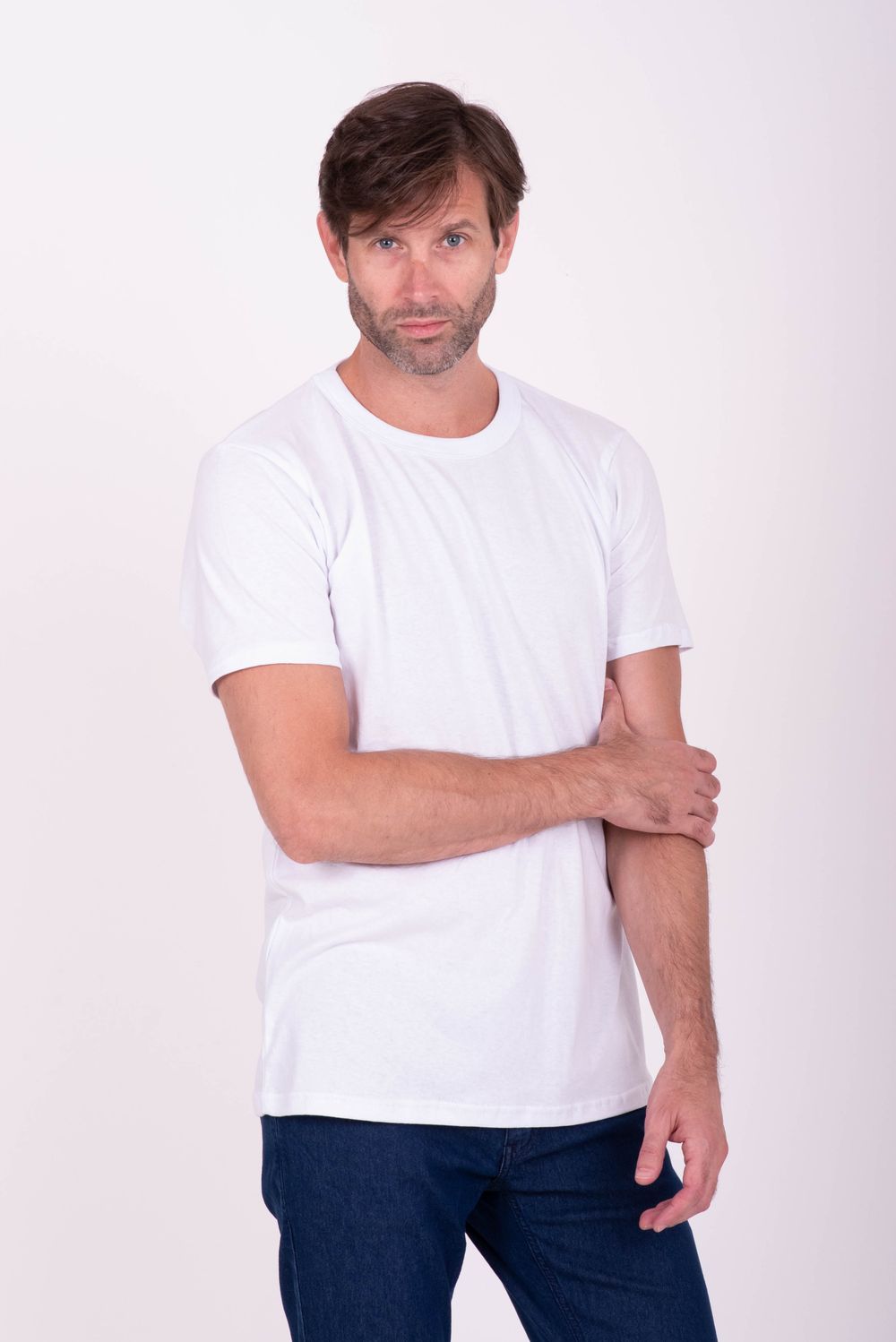 Modelo con playera blanca de cuello redondo, imagen ilustrativa